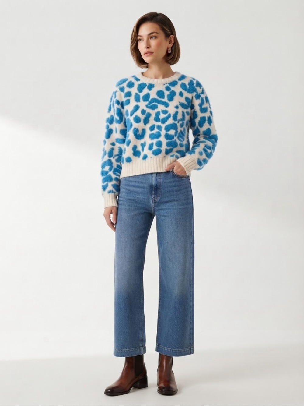 En Crème $54 NWT P2P 19-22” L 21” Blue & Cream Leopard Print Knit Crew Sweater M